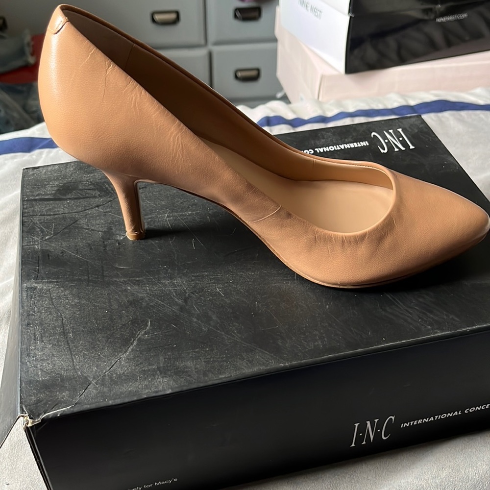 Inc women shoe used size 8.5 nude